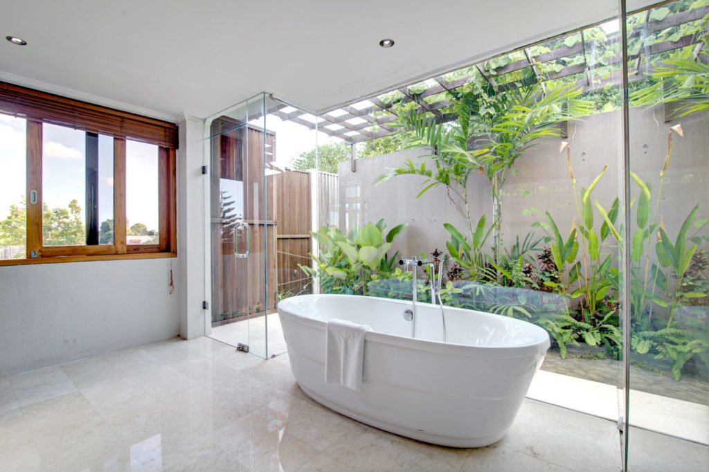 Master bath with soaking tub